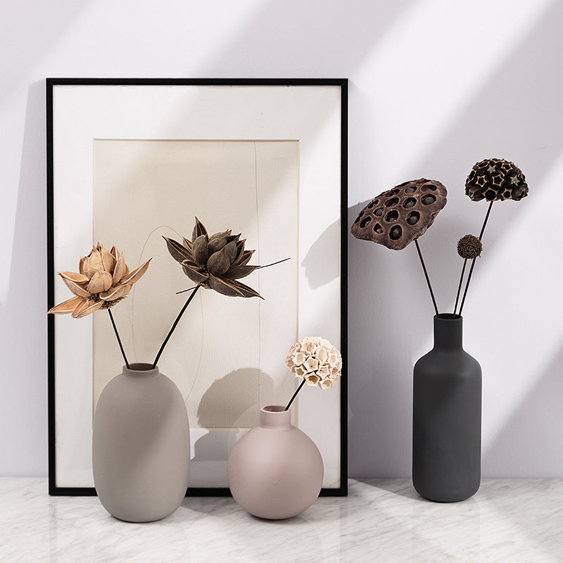 Round ceramic vase, a classic and versatile piece for floral arrangements.