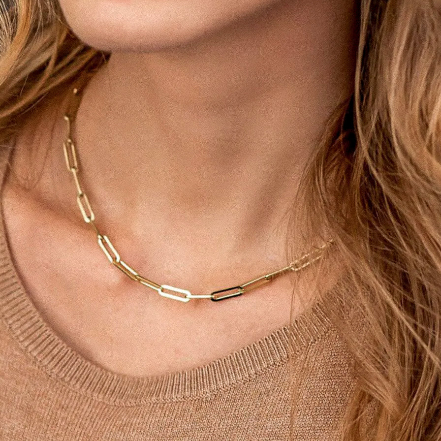 Stainless steel necklace featuring a gold paperclip design, adding a touch of elegance to your look.