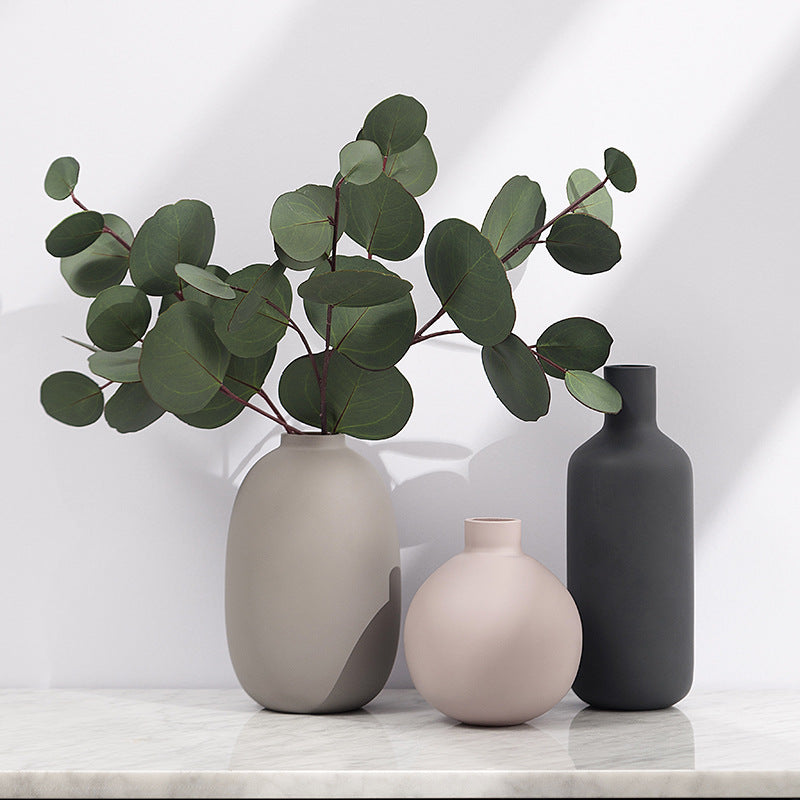 Round ceramic vase, a classic and versatile piece for floral arrangements.