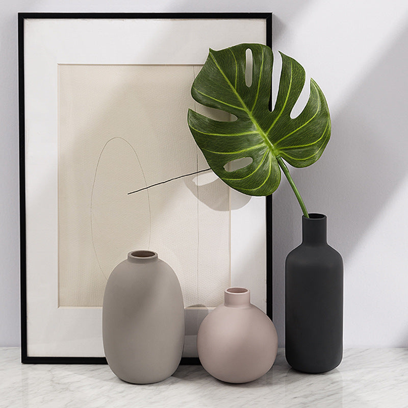 Round ceramic vase, a classic and versatile piece for floral arrangements.