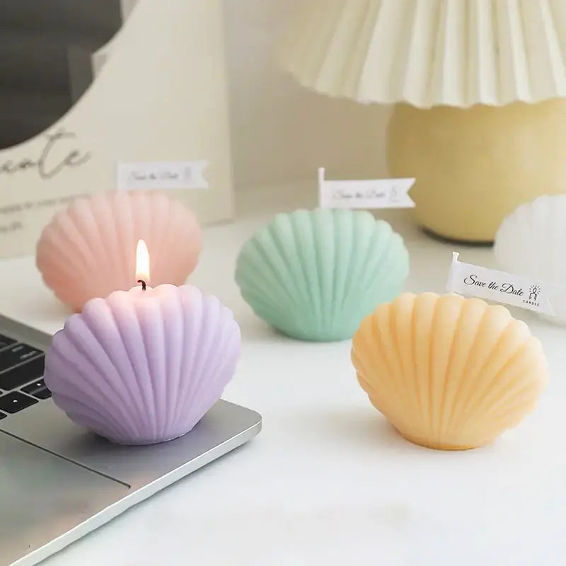 Scented candle in the shape of a shell, adding a touch of seaside charm to your decor.